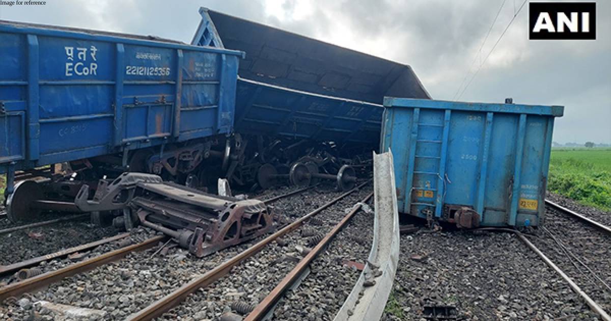 UP: Delhi-Howrah rail route disrupted as goods train derailed near Fatehpur